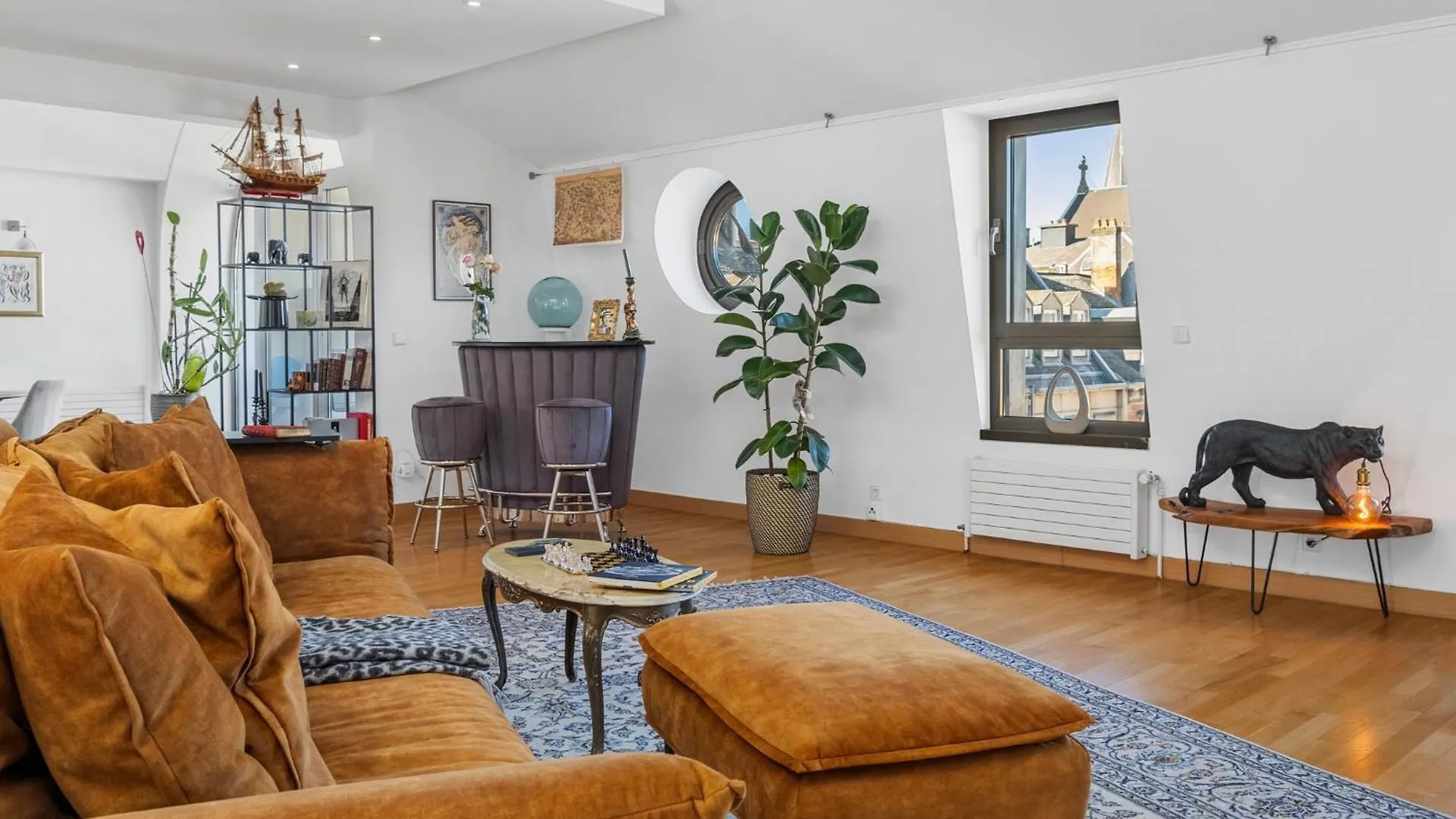 160M2 Penthouse In The City Centre With A Balcony And The City View contacts